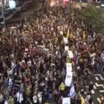 Tel Aviv, manifestanti con bare finte chiedono intesa per liberazione ostaggi