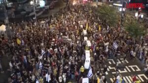 Tel Aviv, manifestanti con bare finte chiedono intesa per liberazione ostaggi