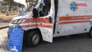 Roma, ambulanza ucraina mitragliata dai russi esposta su Via dei Fori Imperiali