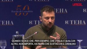 Ucraina, Zelensky scherza: “Attaccare Cremlino? Peccato non si possa fare”