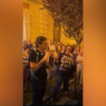 Chieti, sindaco di Vasto canta serenata alla sua futura sposa: le immagini