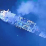 Mar Rosso, petroliera brucia dopo attacco ribelli yemeniti: il video dal drone
