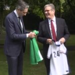 Irlanda, il primo ministro Harris e il premier inglese Starmer si scambiano le maglie da calcio