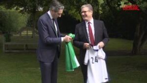 Irlanda, il primo ministro Harris e il premier inglese Starmer si scambiano le maglie da calcio