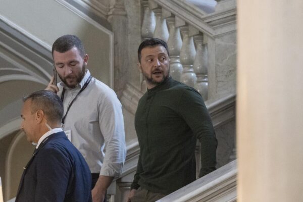 Zelensky a Cernobbio: “Lavoro a un piano per cessate il fuoco, lo presenterò a Harris e Trump”