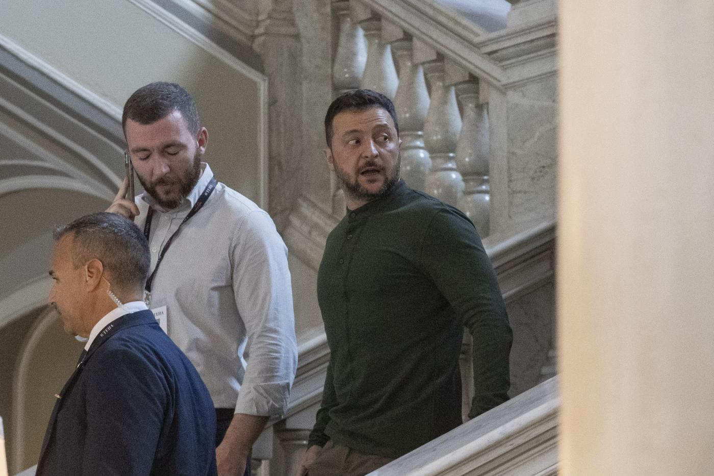 Zelensky a Cernobbio: “Lavoro a un piano per cessate il fuoco, lo presenterò a Harris e Trump” Zelensky a Cernobbio: “Lavoro a un piano per cessate il fuoco, lo presenterò a Harris e Trump”