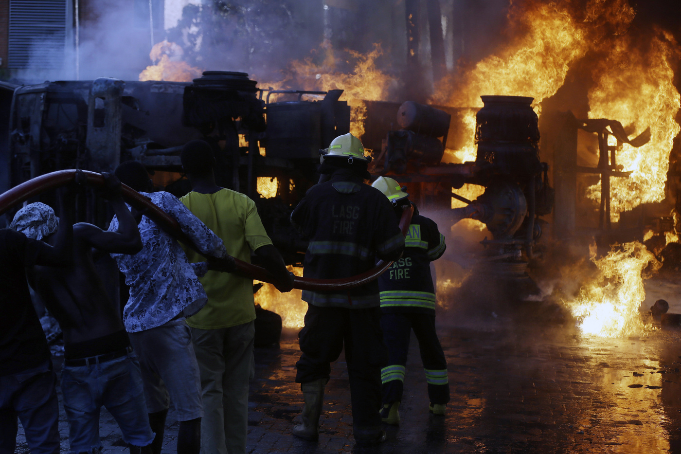 Nigeria, autocisterna esplode dopo scontro: almeno 48 morti Nigeria, autocisterna esplode dopo scontro: almeno 48 morti