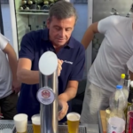 Festa Pd, Calenda spilla birre agli stand tra i militanti