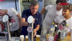Festa Pd, Calenda spilla birre agli stand tra i militanti