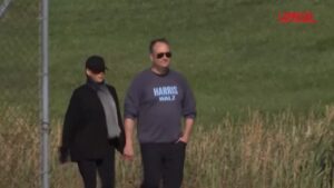 Usa, Kamala Harris passeggia con il marito