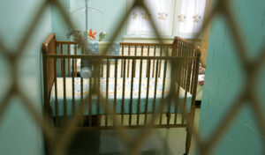 Ddl Sicurezza, emendamento FI: rinvio pena per madri bimbi fino a un anno