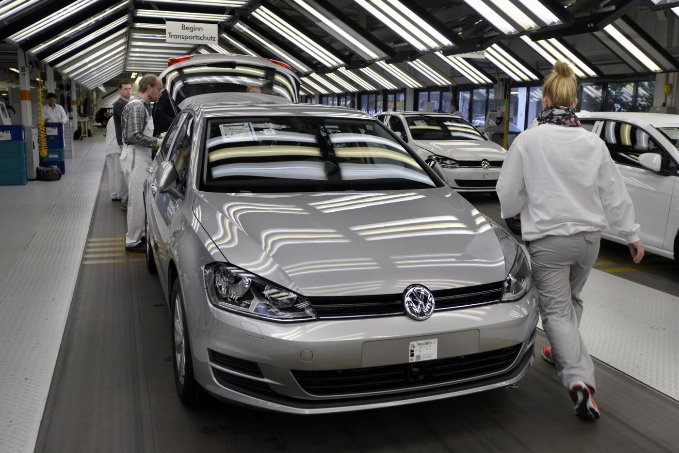 Auto, in 10 anni -33% intestate a under 25: pesa costo Rc Auto, in 10 anni -33% intestate a under 25: pesa costo Rc