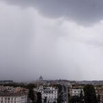 Maltempo, a Roma alberi caduti, allagamenti e chiusure strade
