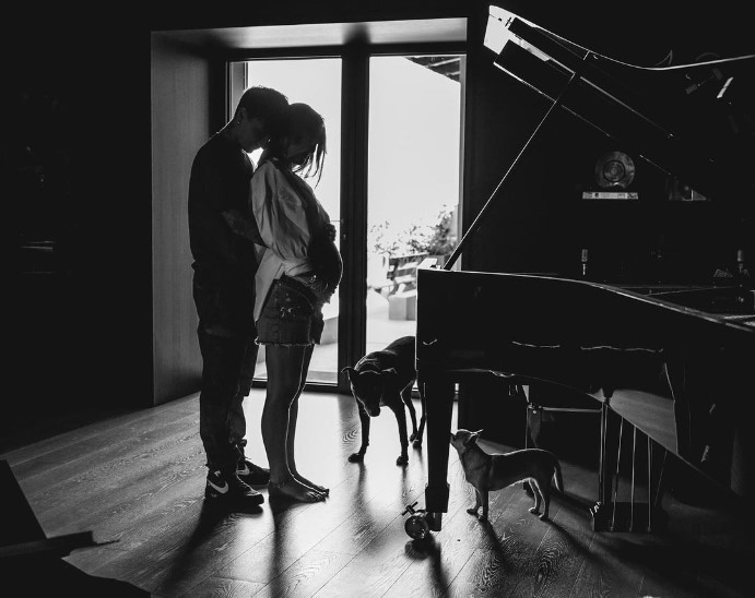 Musica, Ultimo sta per diventare papà: “Ciao Italia per un po’”