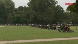 Regno Unito, 41 colpi di cannone per il secondo anniversario di Re Carlo
