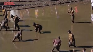 Mud Bowl, il torneo di football che si gioca nel fango festeggia 50 anni