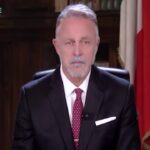 Crozza nei panni del neoministro Alessandro Giuli: “I miei titoli? Amico della Meloni e di sua sorella Ariana”