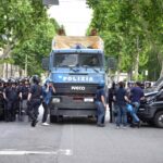 Torino, assalto a un’auto della polizia: 12 misure per anarchici