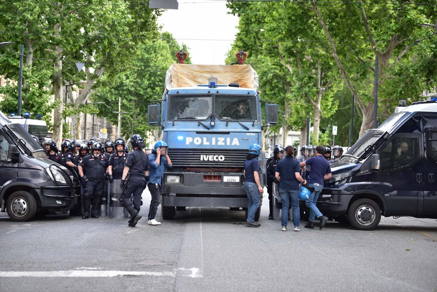 Torino, assalto a un’auto della polizia: 12 misure per anarchici