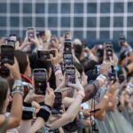No a smartphone per under 14 e social per under 16, la petizione dei vip per vietarli