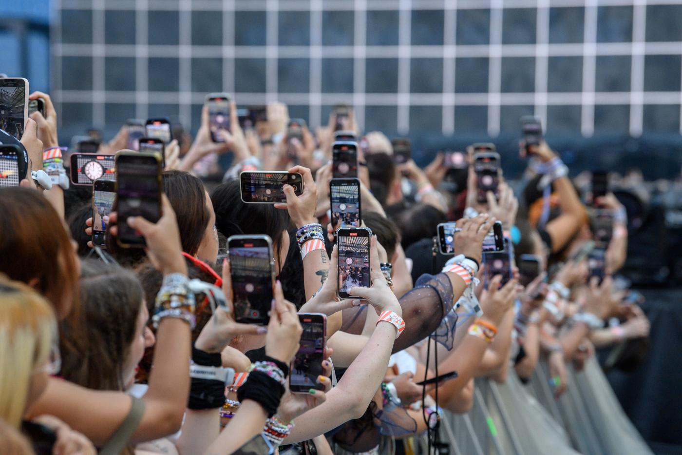 No a smartphone per under 14 e social per under 16, la petizione dei vip per vietarli