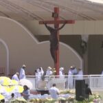 Timor Est, in centinaia di migliaia attendono il Papa sotto ombrelli gialli e bianchi