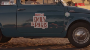 Il cast di ‘Emily in Paris’ sbarca a Roma: Fiat 500 d’epoca invadono le strade