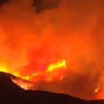 Usa, incendio scoppia a sud-est di Los Angeles: le immagini