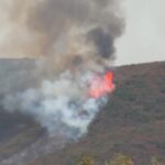California, vasto incendio in una zona residenziale