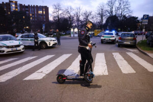 Milano, scontro monopattino motorino: grave 19enne