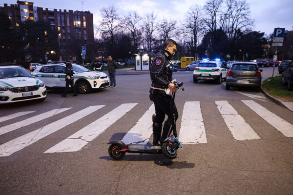 Milano, scontro monopattino motorino: grave 19enne