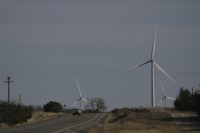 Turbine eoliche al tramonto in un parco eolico vicino a Del Rio, Texas