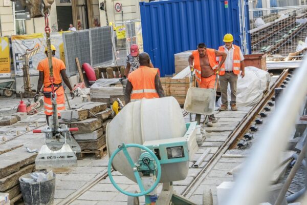 Torino - Operai al lavoro nel cantiere di Via Po