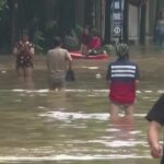 Vietnam, Hanoi inondata per il tifone Yagi: in barca tra le strade
