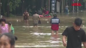 Vietnam, Hanoi inondata per il tifone Yagi: in barca tra le strade