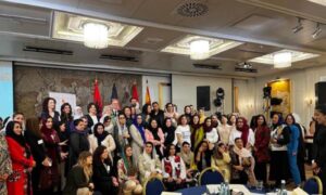 Afghanistan, le donne sfidano i talebani e si riuniscono a Tirana: “Il mondo ascolti la loro voce”