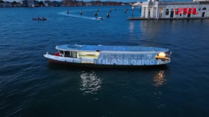 Venezia, il vetro di Murano in mostra sul vaporetto “Glass Bateo”