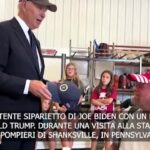Usa 2024, Biden indossa un cappello di Trump scherzando con un elettore repubblicano