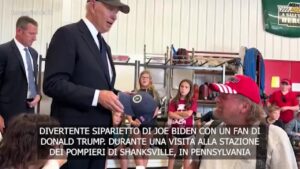 Usa 2024, Biden indossa un cappello di Trump scherzando con un elettore repubblicano