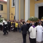 Strage Paderno, applausi e palloncini azzurri all’uscita dei feretri dalla chiesa