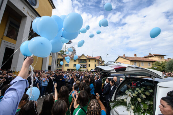 Strage Paderno Dugnano, uomo interrompe i funerali vittime: bloccato