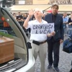 Funerali Luca Giurato, applausi all’arrivo del feretro alla Chiesa degli Artisti