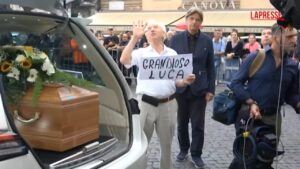 Funerali Luca Giurato, applausi all’arrivo del feretro alla Chiesa degli Artisti