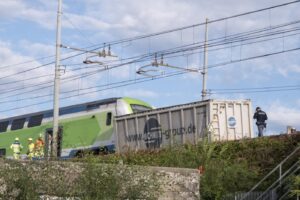 Milano - Viale Sarca, Fulvio testi. Deragliamento di un treno a seguito dell\'impatto con un vagone merce.