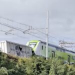 Milano, treno passeggeri urta container sui binari: le immagini