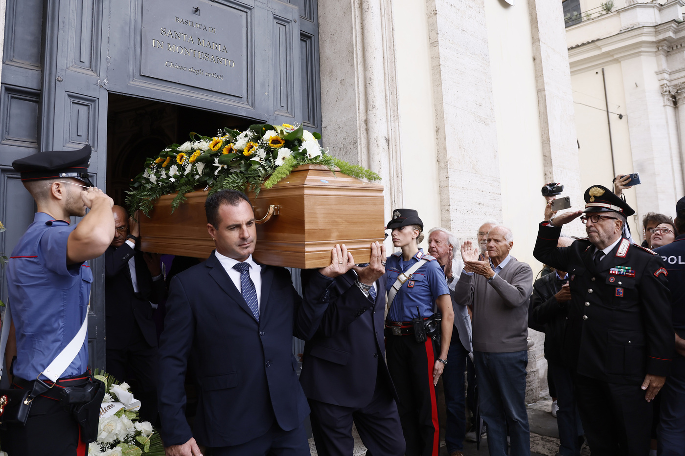 Luca Giurato, i funerali a Roma: applausi della folla davanti alla Chiesa degli Artisti Luca Giurato, i funerali a Roma: applausi della folla davanti alla Chiesa degli Artisti