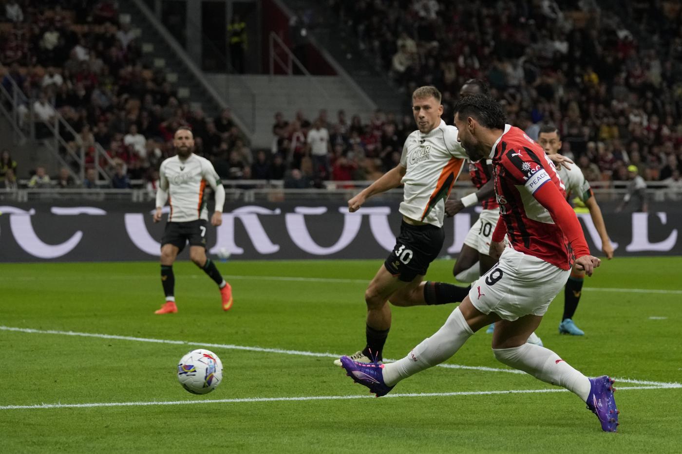 Milan-Venezia 4-0, Theo segna e Leao abbraccia Fonseca