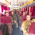 Russia, rilasciati 103 prigionieri catturati nel Kursk: le immagini del ritorno