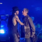 Jane’s Addiction, Perry Farrell sferra un pugno a Dave Navarro sul palco