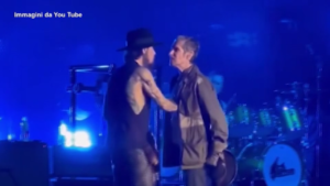 Jane’s Addiction, Perry Farrell sferra un pugno a Dave Navarro sul palco